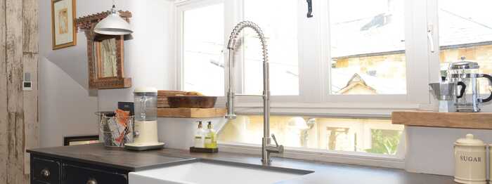 Kitchen sink with extendable tap